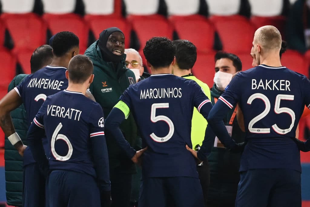 El partido de Champions League entre el PSG y el Istanbul Basaksehir fue suspendido luego de que un árbitro soltara comentarios racistas en contra del entrenador del equipo turco, Pierre Webo. Futbolistas de ambos equipos decidieron abandonar el juego por lo que el partido se reanudará mañana miércoles 9 de diciembre del 2020 con otra terna arbitral.