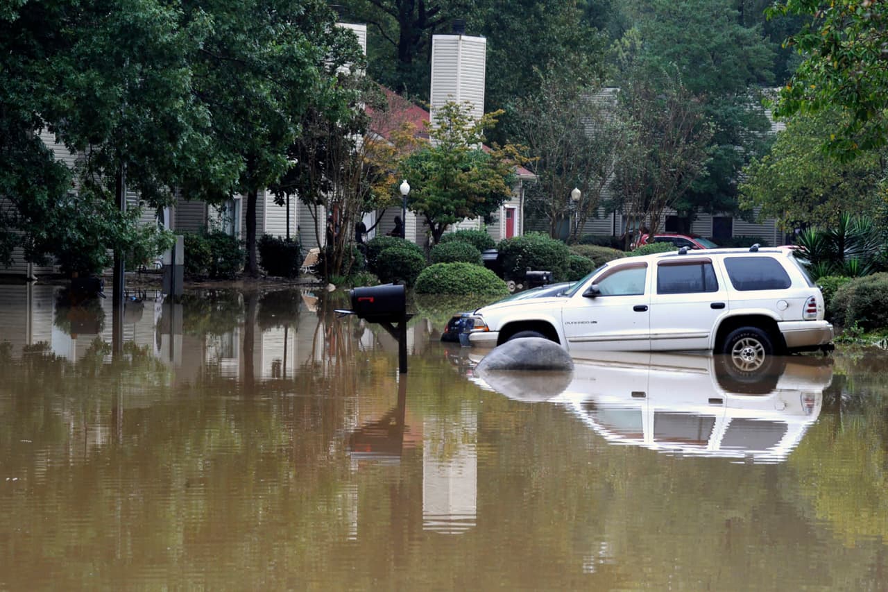Las inundaciones fueron provocadas por las intensas lluvias causadas por un frente de movimiento lento, de acuerdo con meteorólogos. Conductores quedaron atrapados en carreteras y autopistas en 
<a href="https://www.univision.com/temas/alabama">Alabama</a>, y las corrientes de agua provocaron la muerte de al menos cuatro personas, entre ellas una niña de cuatro años.