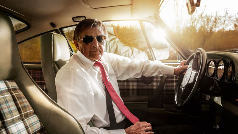 El pedigrí de los Porsche 911 que reciban el trasplante de motor no corre peligro. El motor no solo está basado en el diseño original de 
<b>Hanz Mezge</b>r, a quien el mundo le debe el motor de 6 cilindros en línea que equipó a los primeros 911 entre otros fantásticos motores Porsche, sino que Mezger mismo ha 
<b>asesorado el proyecto</b>.