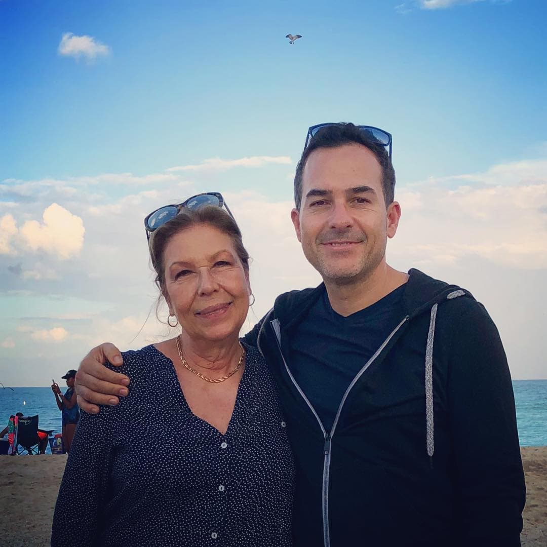 Este lunes 25 de noviembre, Carlos Calderón celebra la vida de su madre, la señora Merle, y durante la transmisión de 
<a href="https://www.univision.com/shows/despierta-america" target="_blank">Despierta América </a>n o perdió la oportunidad de felicitarla por su cumpleaños.