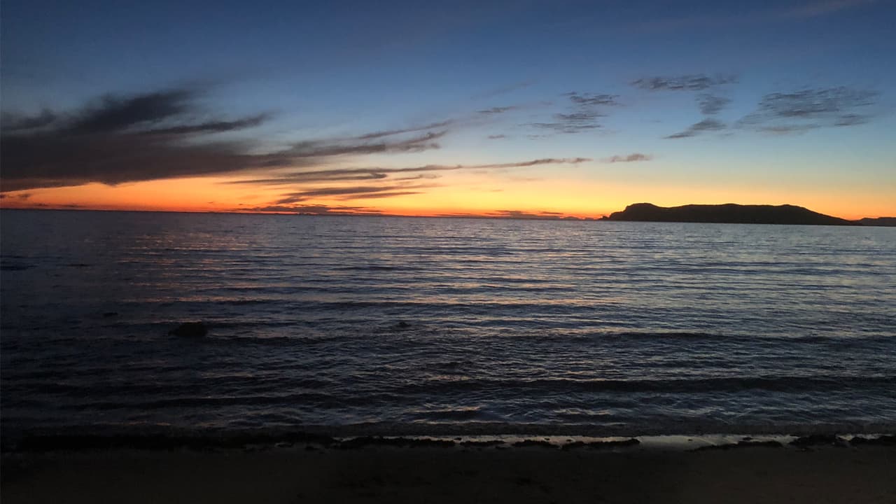 San Carlos Nuevo Guaymas, con sus imponentes atardeceres es el principal destino turístico de Sonora y cuenta con el mirador escénico más radiante de la costa mexicana, según
<a href="https://www.nationalgeographic.com/">National Geographic</a>.