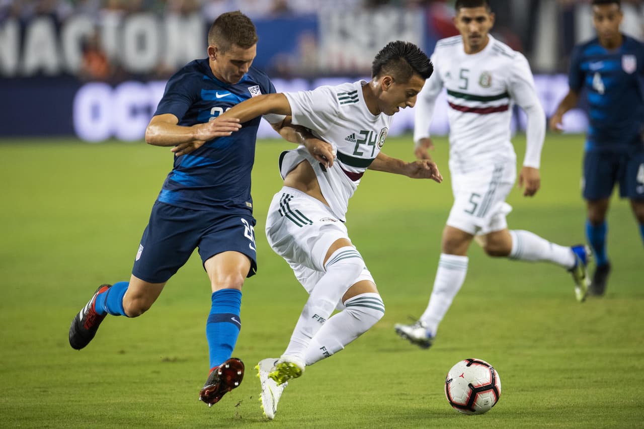 Alvarado trató de desequilibrar en el centro del campo pero la marcación de los de las barras y las estrellas era muy cerrada y eso dificultaba las cosas.