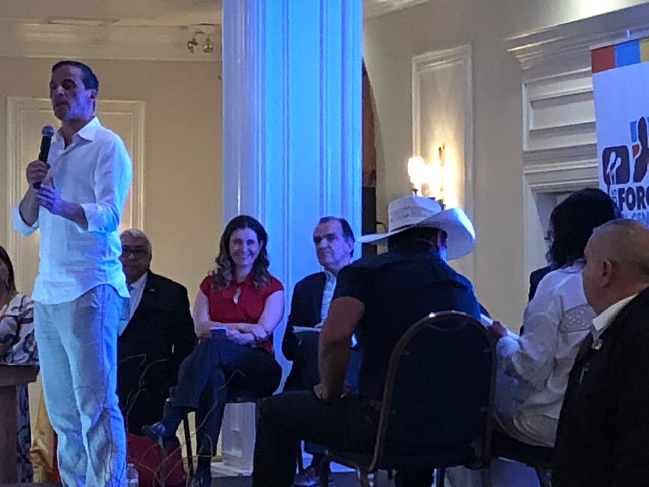 Rafael Nieto Loaiza, quien fue viceministro de interior y de justicia, participó en el foro, donde también se habló de las relaciones exteriores de Colombia, en especial con Cuba, Venezuela y Nicaragua.