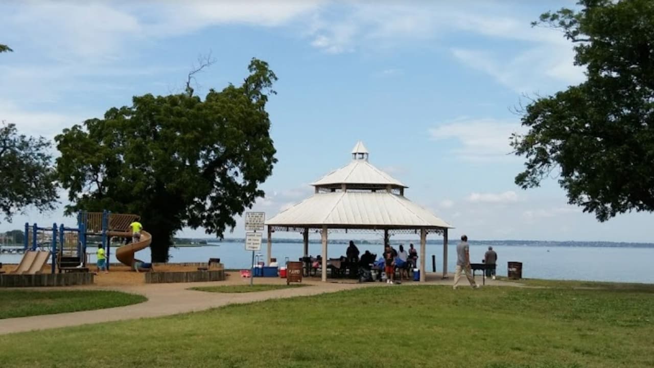 Si buscas una palapa con juegos y área para hacer un día de campo este parque Windsurf Bay en
<b> Lake Ray Hubbard </b>al este del Metroplex entre Garland y Rockwall. Sólo no pierdas de vista a los más pequeños para prevenir incidentes.
