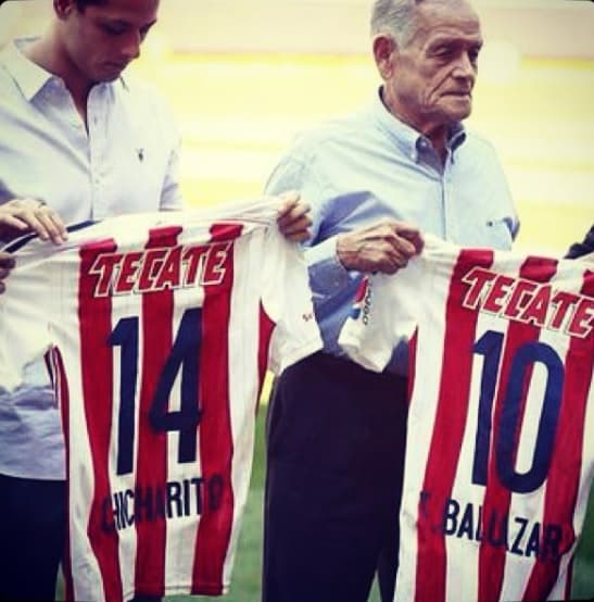 Javier 'Chicharito' Hernández siempre ha mostrado su amor y pasión por las Chivas. Actualmente vive en Alemania y a pesar de la distancia y diferencia de horario, siguió el partido. Al final de la copa, el futbolista escibrió este mensaje en Twitter: “Esperando 11 años para esta foto. Gracias. Chivas campeón”.