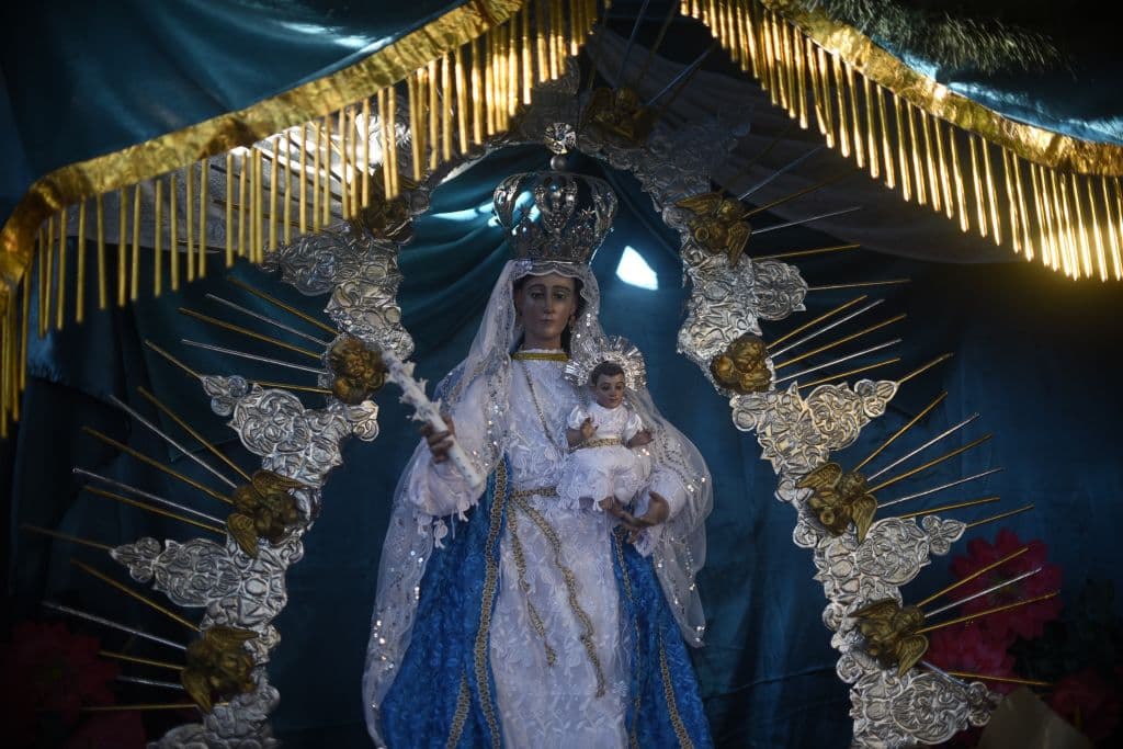 Según la tradición, la Virgen se apareció en 1392 a dos aborígenes "guanches" que pastoreaban su rebaño cerca de un barranco, pero luchaban porque el ganado no quería avanzar. Uno de los hombres averiguó qué pasaba y notó en lo alto una pequeña imagen de madera de una mujer, como de un metro de alto.