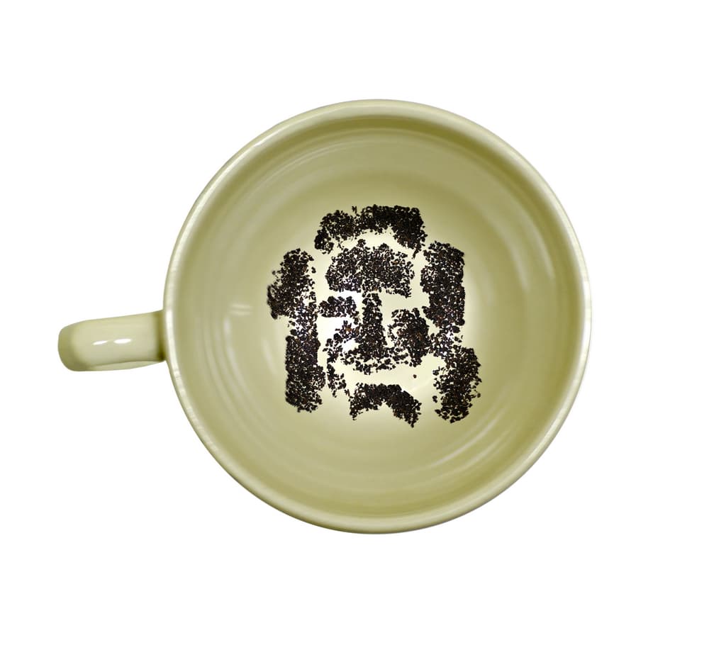 Dicho esto, te podemos dar unos cuantos ejemplos de lecturas. ¿Qué ves aquí en esta taza? Por ejemplo, si en tu lectura ves que se formó un círculo, es señal de fortuna, de dinero. Si es como un anillo, entonces es relacionado al matrimonio.