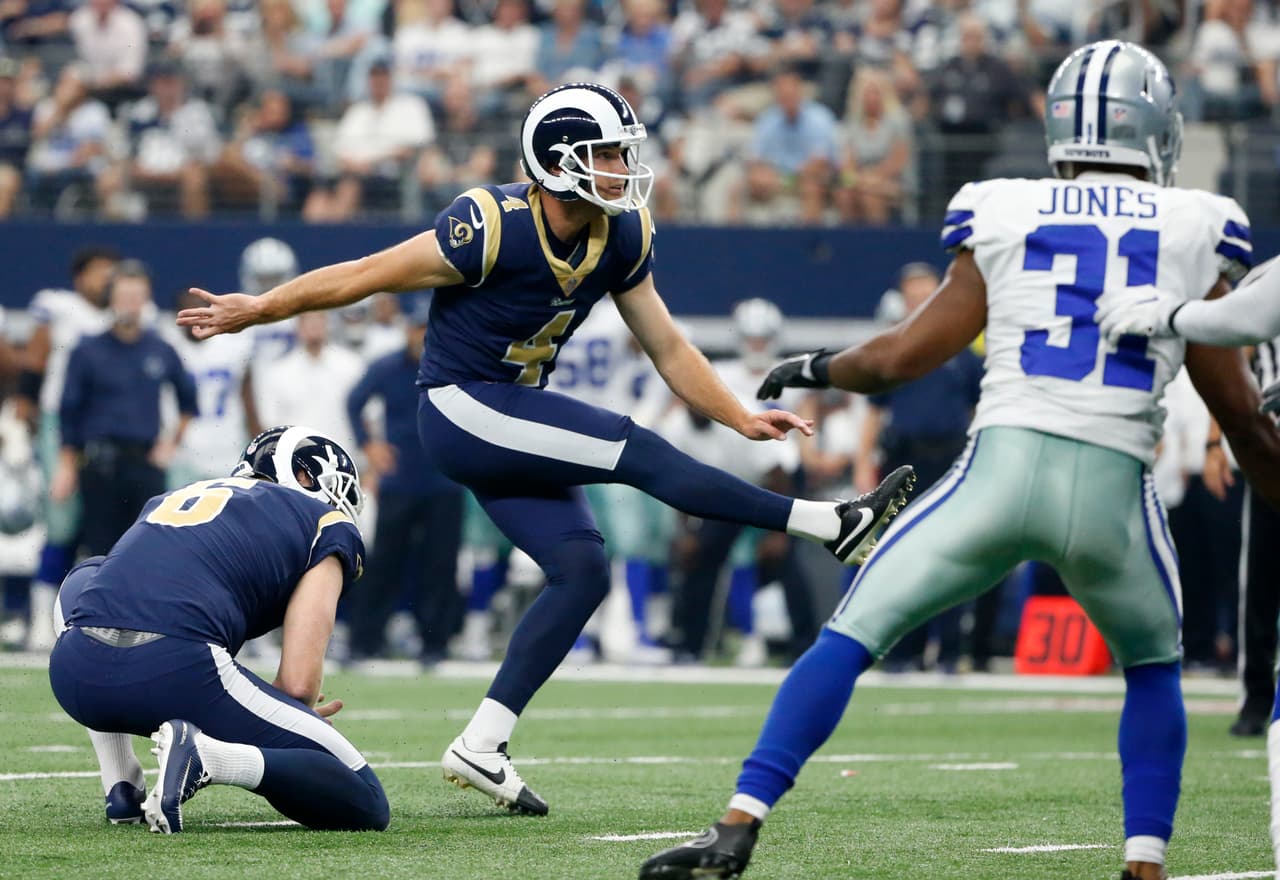 Pero la segunda fue de terror para los Vaqueros, y los Carneros los noquearon a punta de patadas de Greg Zuerlein y el arrastre de su talentoso running back.