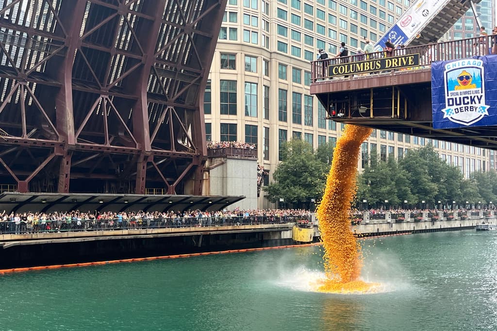 Una descarga de 
<b>90,000 patitos de goma</b> fue arrojada desde un camión al 
<b>río Chicago</b> durante la 
<b>Chicago Ducky Derby</b>, un evento de recaudación de fondos a beneficio de Special Olympics Illinois.