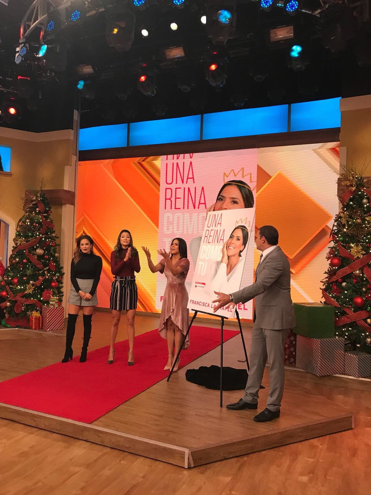 Nuestra conductora presentó su primer libro titulado 'Una reina como tú'.