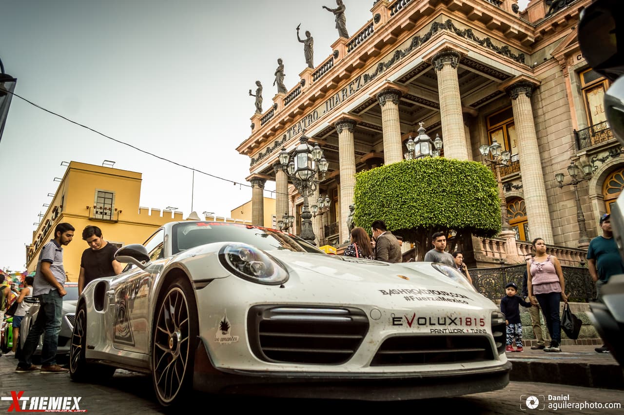 En su paso por la ciudad de Guanajuato, una de las más antiguas y coloniales, la belleza de estos autos puso el toque de contraste. En la imagen un 
<b>Porsche 911 Turbo S</b> con motor bóxer biturbo de 6 cilindros y 3.8 litros de 580 hp. Acelera de 0 a 60 mph en 2.9 segundos. Precio estimado: 270,000 dólares.