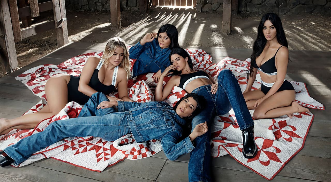 La primera fue en enero, cuando Kourtney, Kim, Khloé, Kendall y Kylie posaron en ropa interior y jeans. La campaña generó suspicacias pues en las fotografías Kylie siempre aparecía con el vientre cubierto, lo que reavivaba la teoría de que la menor del clan estaba ocultando un embarazo, como posteriormente se confirmó.
<br>