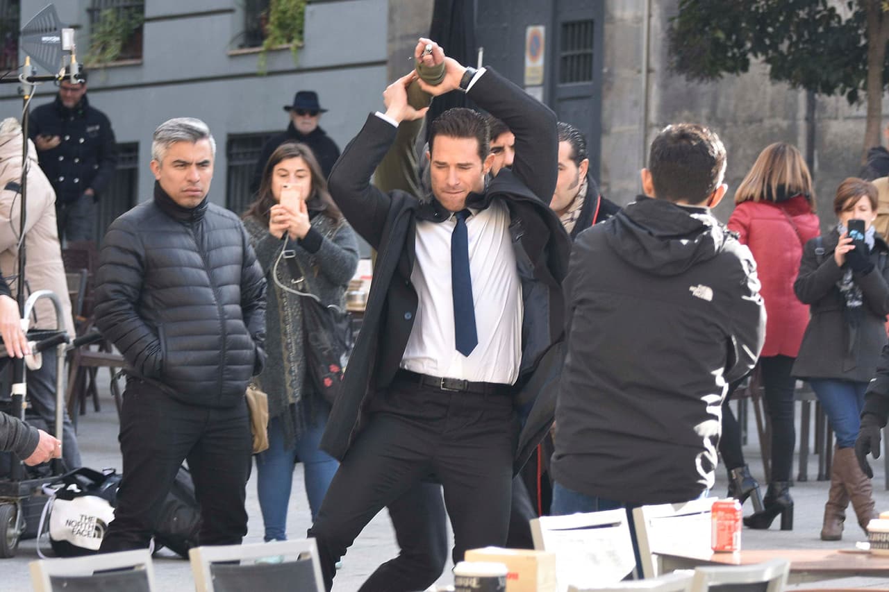 "El Dragón" será protagonizada por Sebastián Rulli. La historia, escrita por Arturo Pérez-Reverte y producida por Patricio Wills, cuenta la vida de Miguel, quien está atrapado entre dos mundos: su infancia marcada por el asesinato de sus padres y el negocio familiar del narcotráfico que se vio obligado a heredar.