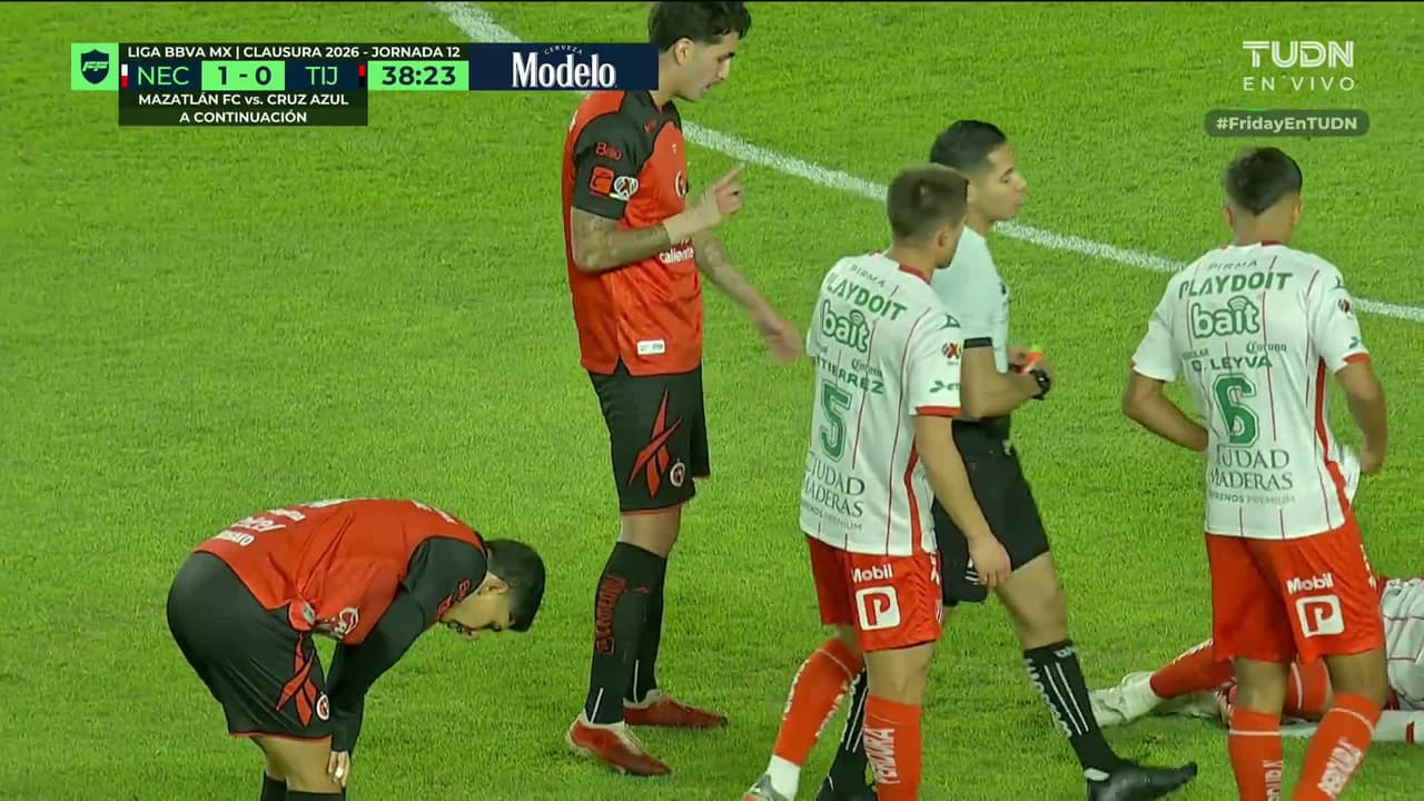 ¡Expulsión! El árbitro saca la roja directa a Kevin Castañeda.