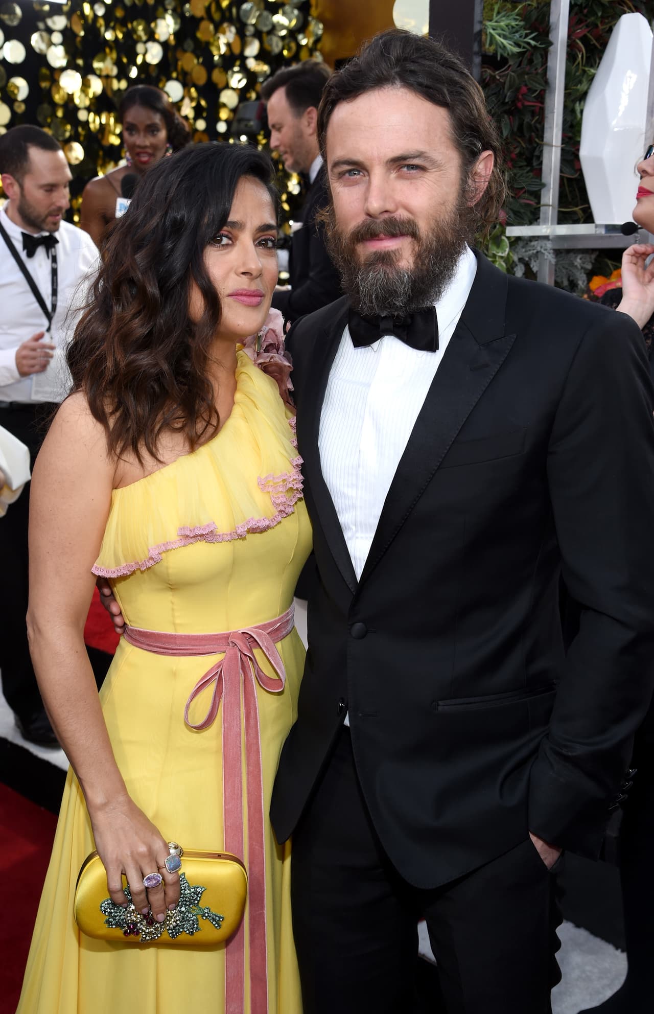 La mirada de Salma Hayek no expresa comodidad en esta foto para la cual posó junto a Casey Affleck.