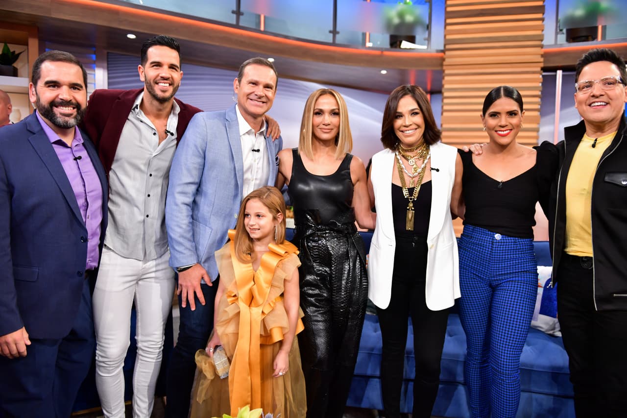 El equipo del show guardó el recuerdo en esta espectacular foto con la 'Diva del Bronx', quien nuevamente deja una excelente energía en el estudio de Despierta América.