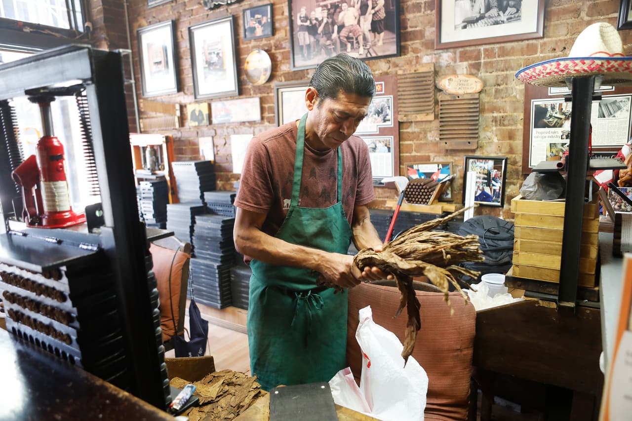 Cada puro elaborado artesanalmente en Ybor City pasa por un proceso manual que requiere precisión y experiencia. Desde la selección de las hojas hasta el enrollado final, el trabajo refleja décadas de conocimiento transmitido entre generaciones.