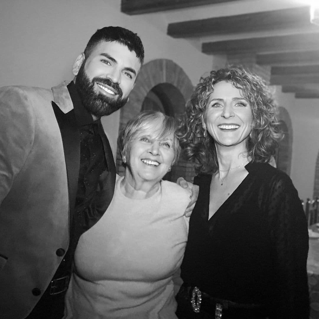 A esta historia, que parece no tener fin, el experto en moda la ha llamado 
<b>‘<a href="https://www.univision.com/famosos/jomari-goyso-se-llevo-otro-regano-de-su-mama-pero-esta-vez-no-fue-por-los-calzones-fotos" target="_blank">La novela de mi madre</a>’</b>.