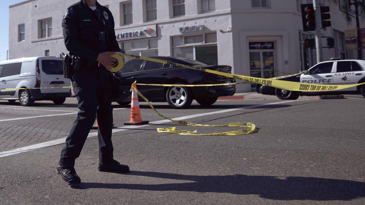 Según Gun Violence Archive, en lo que va del 2023 se han reportado 36 tiroteos masivos y más de 2,600 personas han muerto por armas de fuego. El incidente más reciente ocurrió en Dodge City, Kansas, donde tres oficiales resultaron heridos durante una parada de tránsito. Entretanto, autoridades en Louisiana buscan al sospechoso de una balacera en un club nocturno que dejó varios heridos. Otros lugares como Georgia y California también han sido escenarios de violencia en los últimos días. 
<b><a target="_blank" href="https://vix.com/es-es/canales/channel-callsign-frequancy-news-24-7?utm_medium=internal_referral&utm_source=univision&utm_campaign=evergreen&utm_content=ed_news&utm_term=video">Puedes ver en ViX más noticias gratis.</a></b>