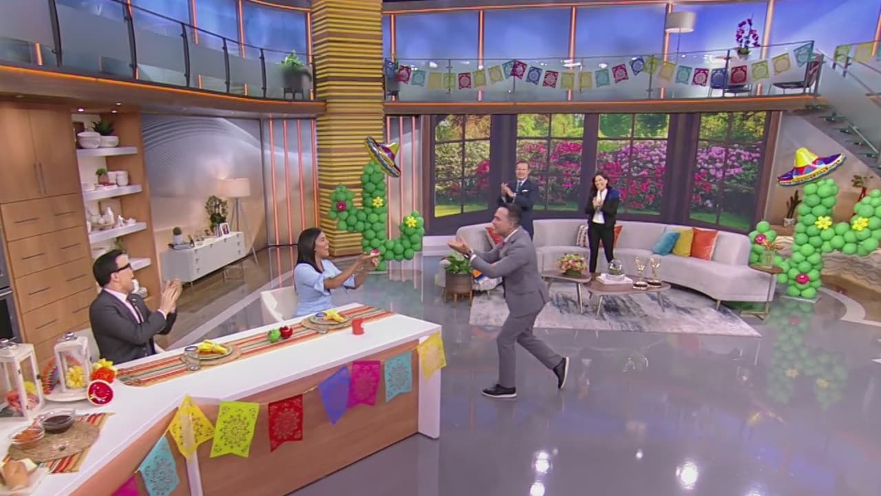 Este martes 5 de mayo, la presentadora dominicana cumple 31 años y desde los primeros minutos del show sus compañeros la consintieron como se merece. El primer regalo del día fue una rosa que le entregó Carlitos.