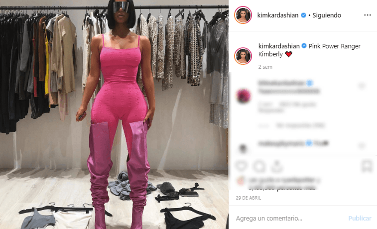 Kim Kardashian impone moda con botas rosas.