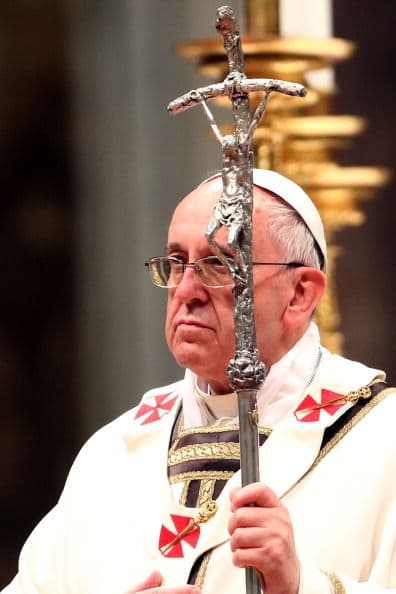 El rito se divide en tres partes fundamentales: la celebración del fuego, la Liturgia de la Palabra y la Liturgia Bautismal.