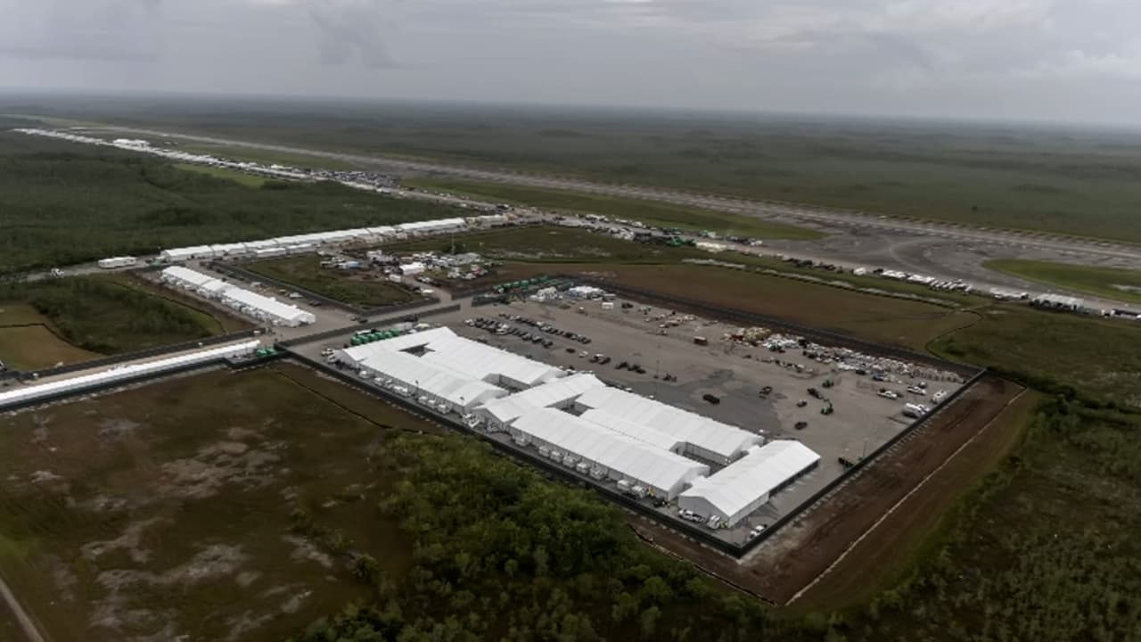 En un minuto: Detenidos de ‘Alligator Alcatraz’ fueron encadenados y abandonados al aire libre