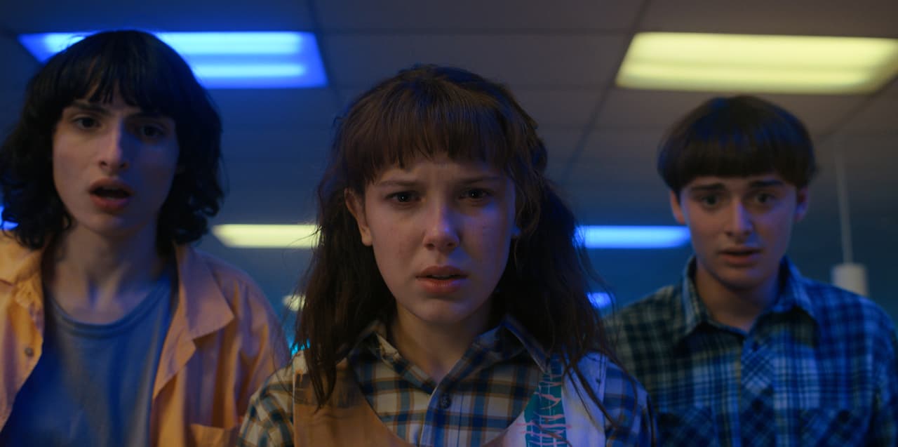 Finn Wolfhard como Mike Wheeler, Millie Bobby Brown como Eleven y Noah Schnapp como Will Byers en 'Stranger Things'.