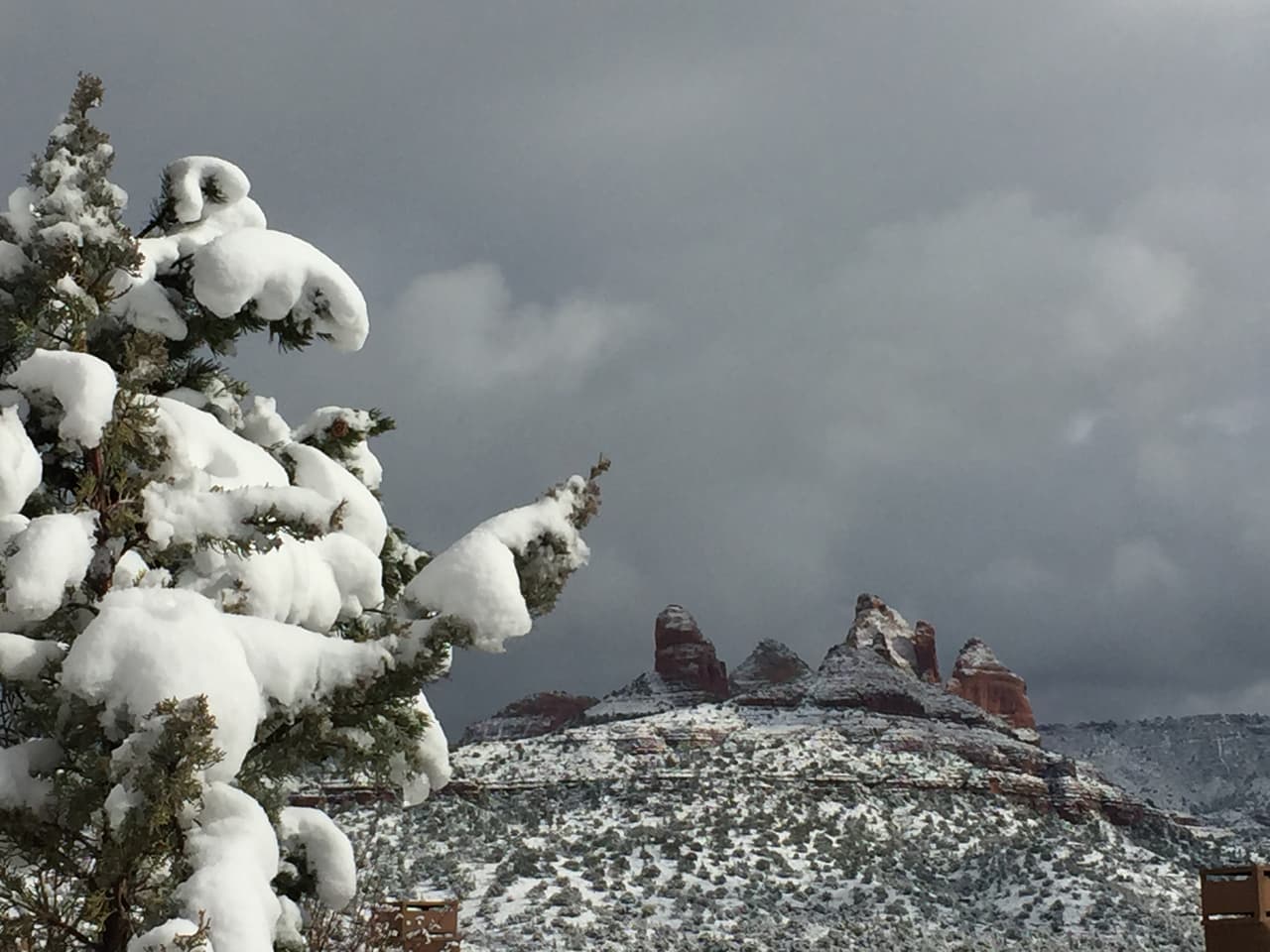 Cientos de turistas visitan cada año Sedona, algunos lo hacen durante esta temporada esperando que les llegue una nevada.