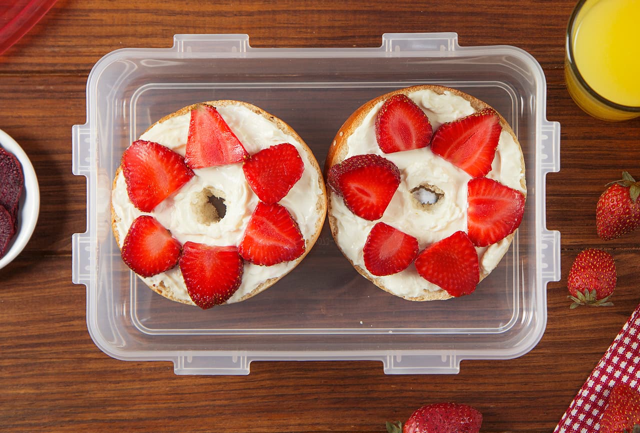 Bagel con fresas + chips de remolacha (Día 19) - Un mes de lunch boxes sanos 