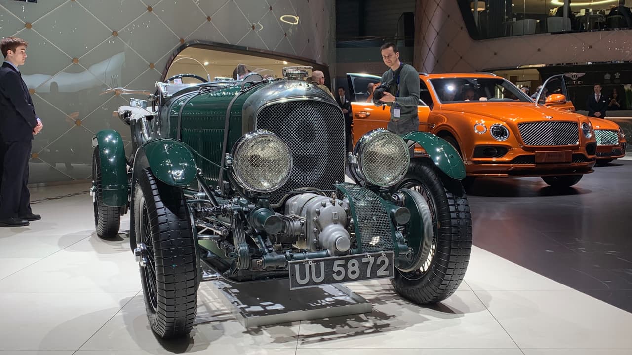 <h3 class="cms-H3-H3">Clásicos notables</h3>
<br>
<br>
<h3 class="cms-H3-H3">Bentley Blower</h3>
<br>El mismo carro con que Sir Henry Ralph Stanley Birkin, o simplemente Tim Birkin corrió las 24 horas de Le Mans en 1930. Este auto de motor supercargado con 4 enormes cilindros y 4.4 litros de desplazamiento nunca ha sido modificado, modernizado o restaurado. Cada pieza en el vehículo, es la misma que el auto usó en Le Mans. Una rareza en el mundo de los autos de colecciónn