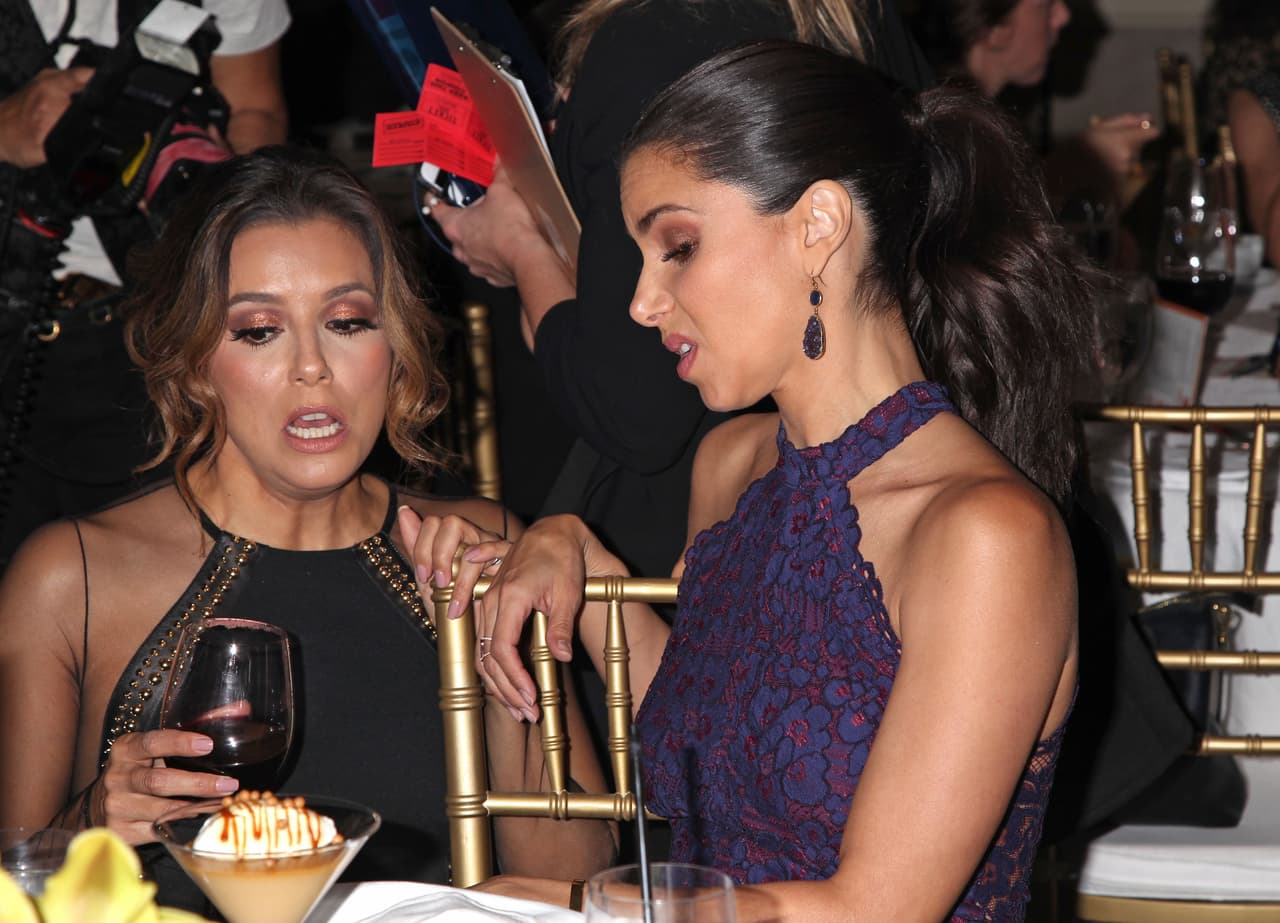 Chismeando como dos buenas comadres. ¿De qué tanto platicarán?