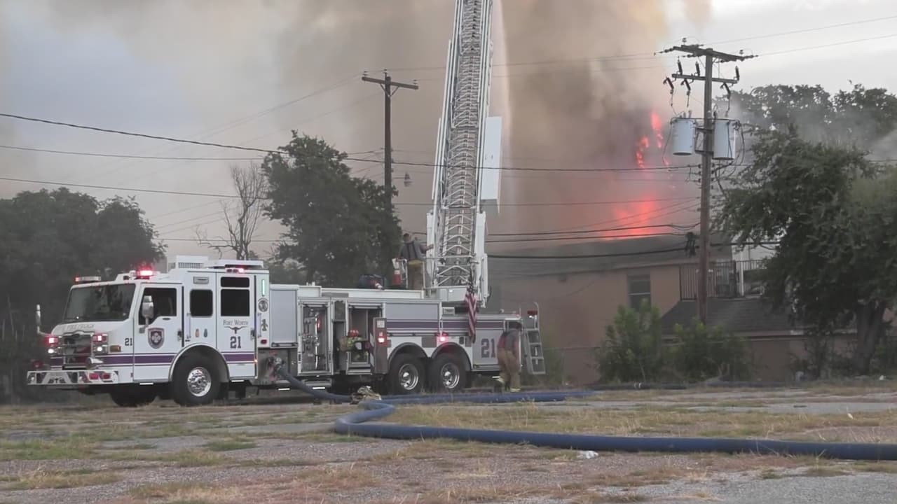 "Perdimos todo": incendio en complejo de apartamentos en Fort Worth deja a decenas de desplazados