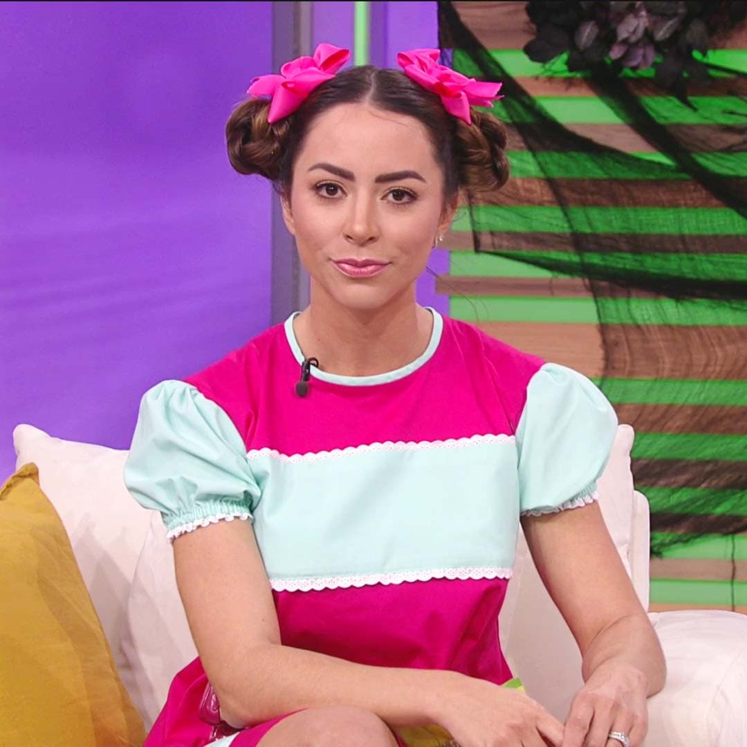 La Popis (Carolina Rosario) llegó con su infaltable muñeca, Serafina, a quien le da cariño como a una hija y, de vez en cuando, una palmadita.