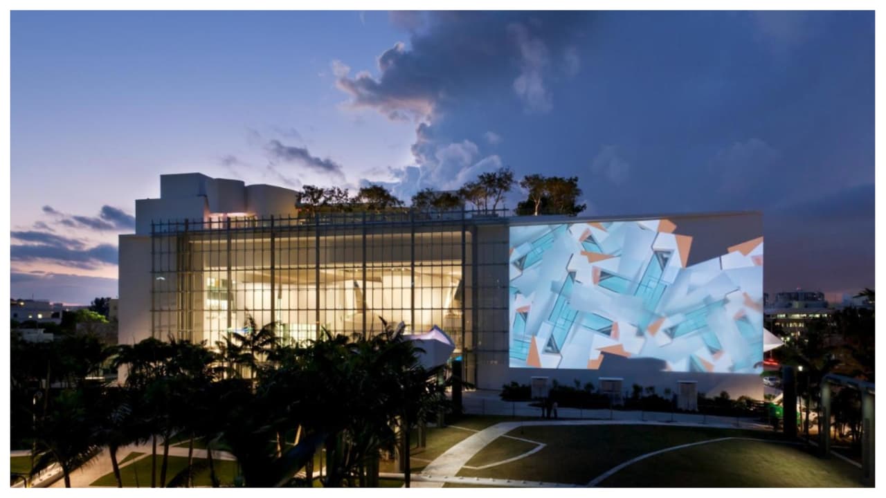 En el SoundScape Park los enamorados caminan y se relajan sus enredaderas, combinadas con espacios abiertos y las sombras de las palmeras.