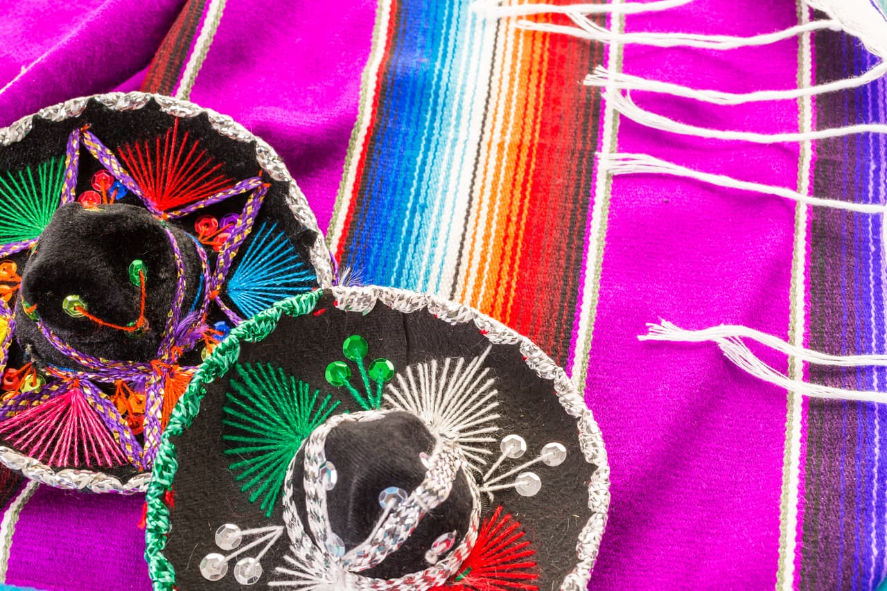 Pero sin lugar a dudas su fuerte es el folclore, su sentido tradicionalista lo arraigan a la música popular de su cultura u otras.