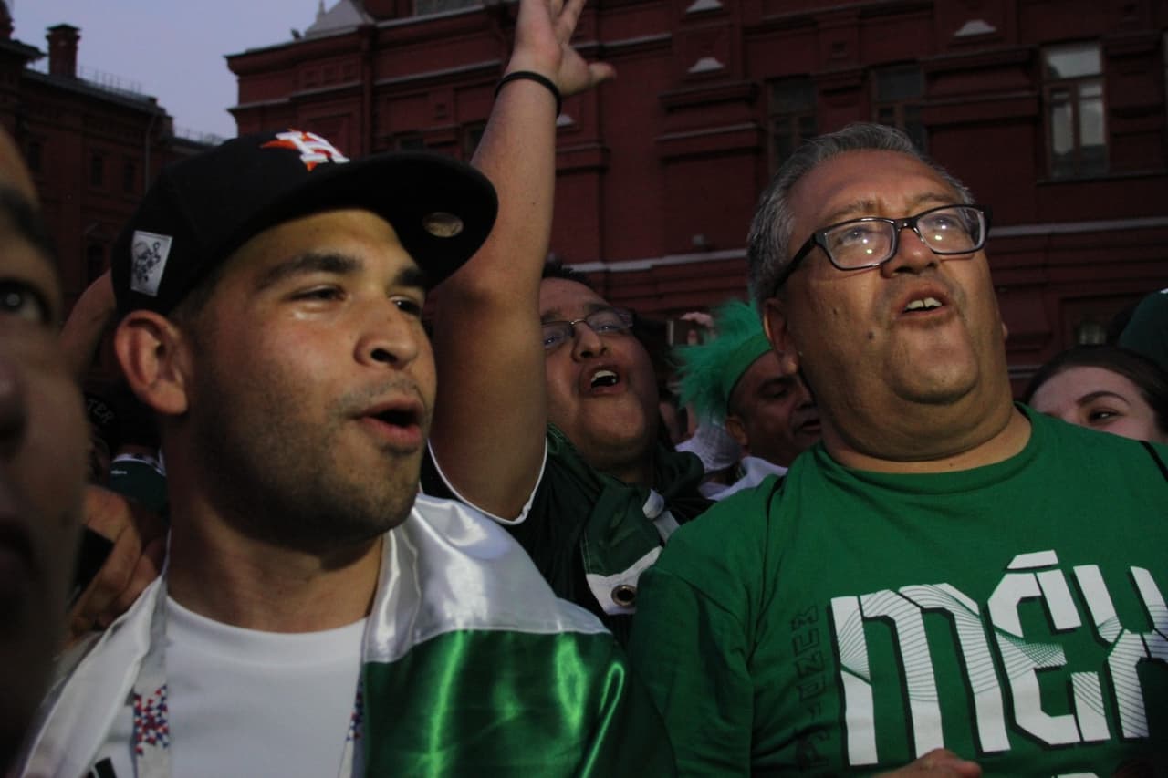 Tremendo jolgorio que armaron los aficionados mexicanos en la Plaza Roja en Moscú tras la gran victoria de la selección de México por 1-0 sobre Alemania. ¡Así festejaron! (Fotos: Ricardo Otero, enviado)