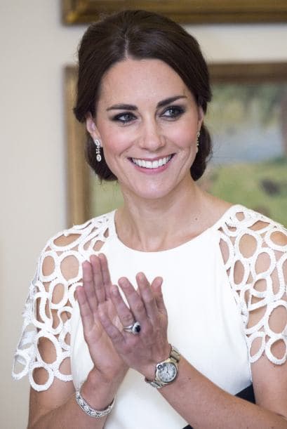 La duquesa de Cambridge nos sorprendió con su elección de vestuario para su visita en la Casa de Gobierno de Canberra, Australia. Pero no crean que enseñó piel de más, para nada. Kate simplemente eligió un diseño más arriesgado de lo que acostumbra. Lució hermosa en un vestido blanco de la diseñadora Lela Rose. Más videos de Chismes aquí.