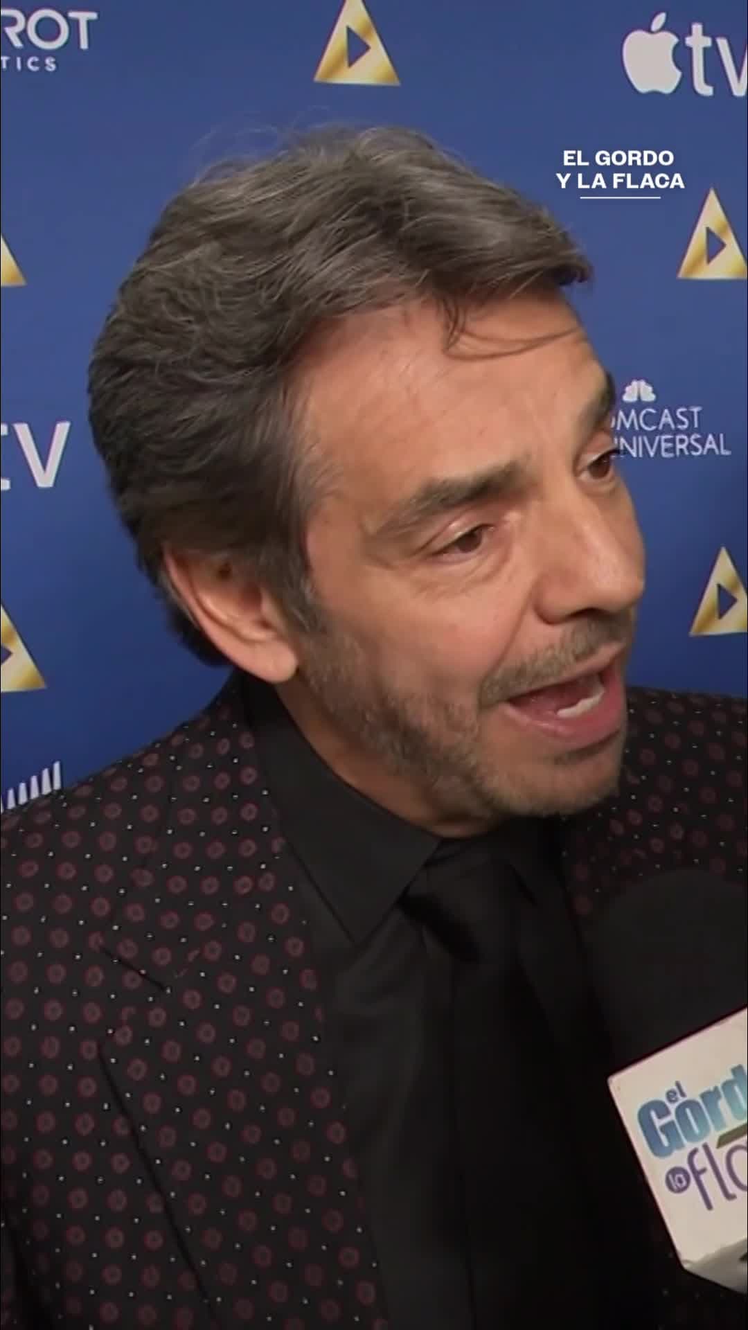 Eugenio Derbez presume el "colorido" traje que le regaló Salma Hayek