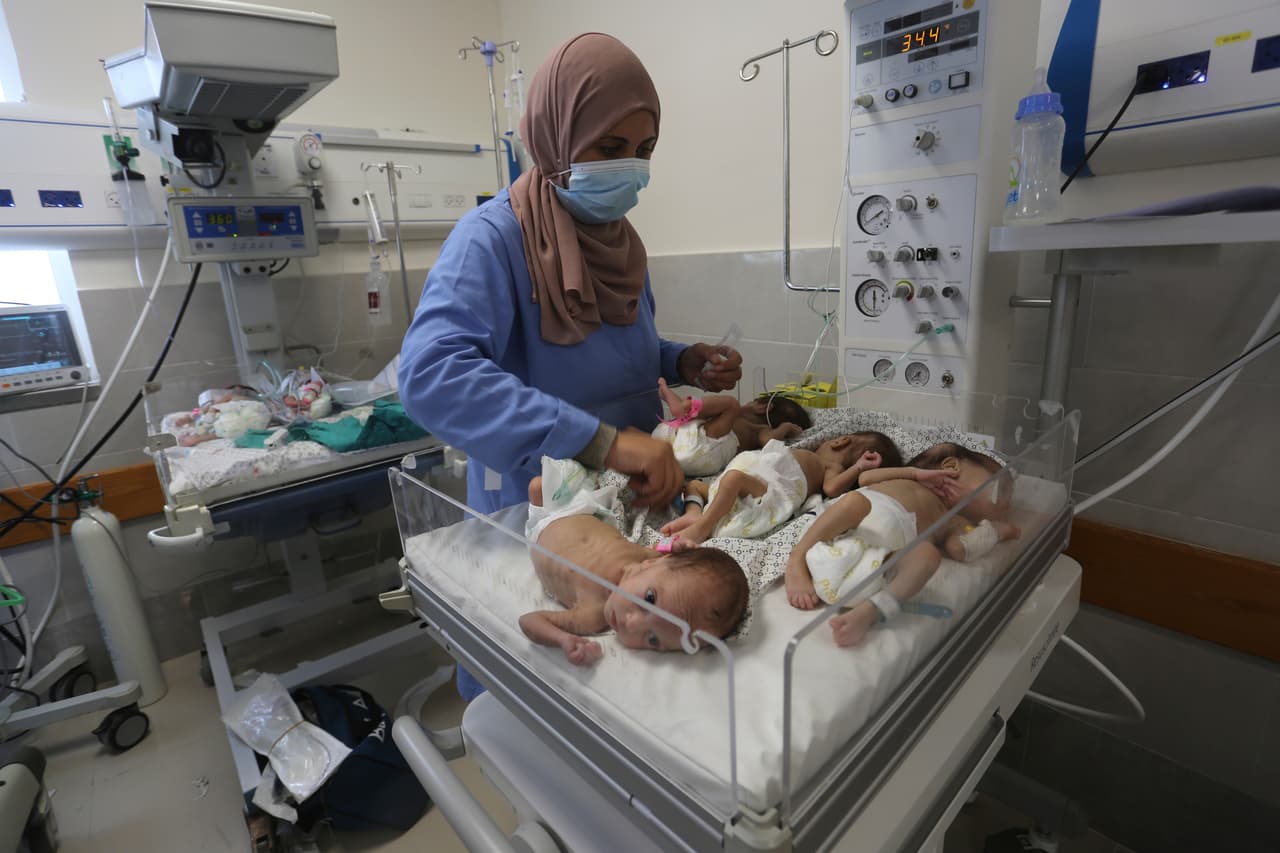 Bebés prematuros que fueron evacuados de Gaza se reencuentran con sus padres tras 2 años