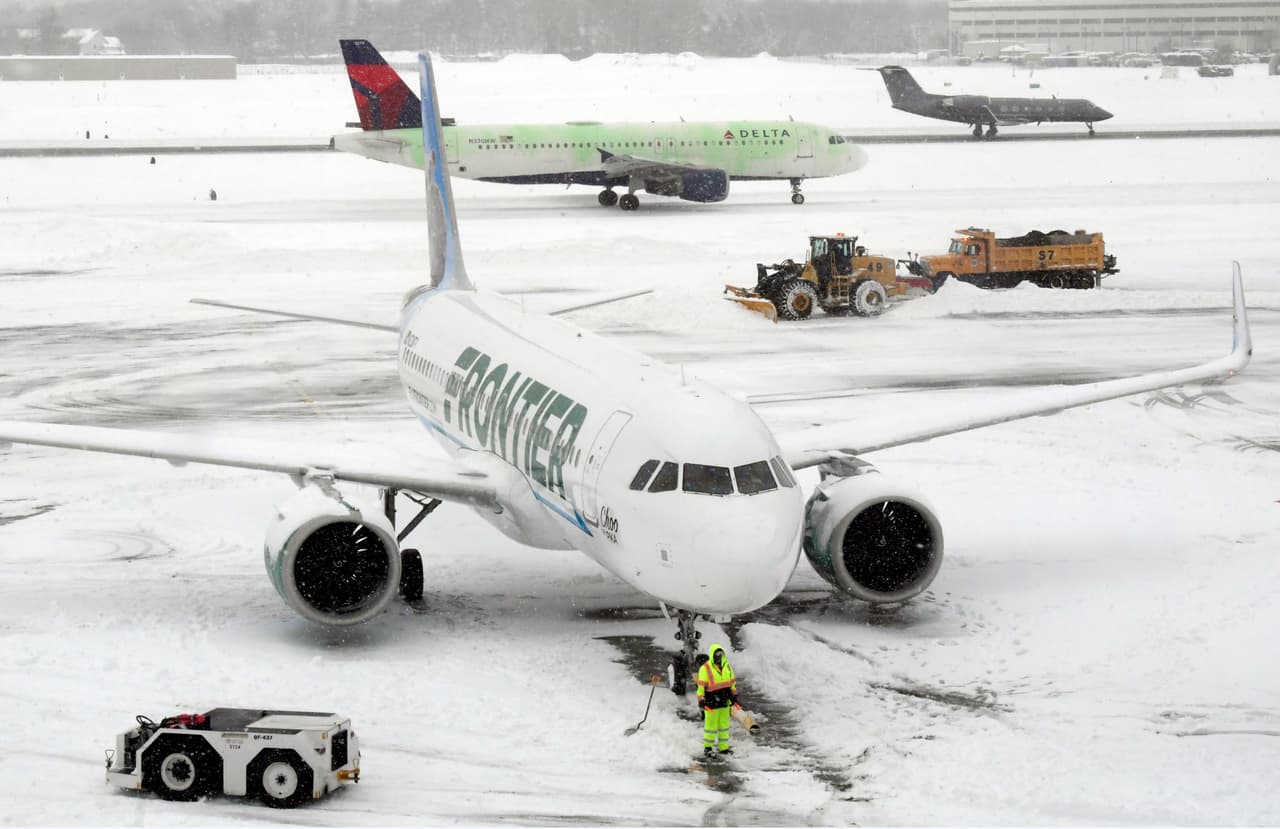 Por su parte, más de 660 vuelos dentro o fuera de EEUU fueron cancelados el lunes, con más de 4,000 retrasos, según el sitio de seguimiento de vuelos FlightAware.