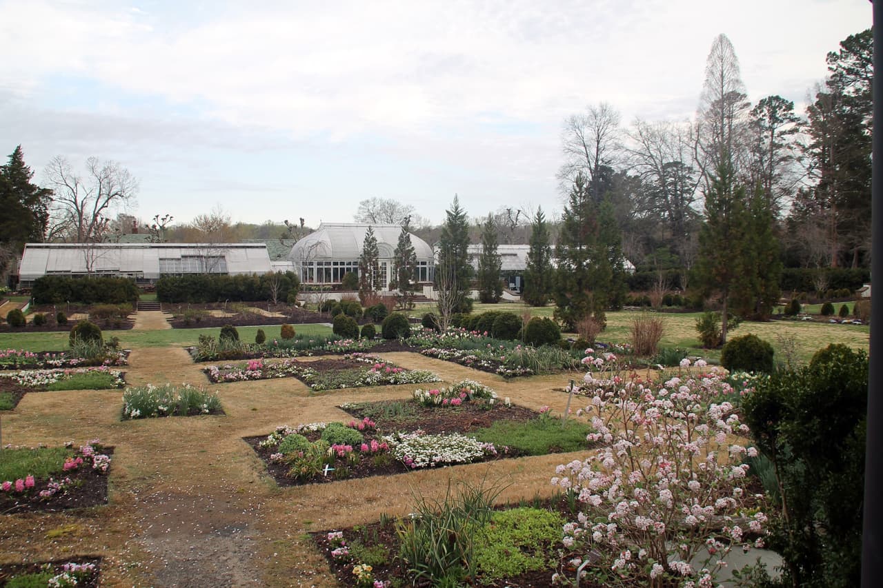 <b><a href="https://reynolda.org/">Reynolda Gardens (Winston-Salem)</a></b>: El jardín está ubicado en 125 acres de bosques y humedales, así como cuatro acres de jardines formales que cuentan con jardines temáticos, jardines de rosas, fuentes, pérgolas, vegetales, árboles frutales y un invernadero. Los jardines también se encuentran junto a la antigua casa de R.J. Reynolds, que ahora es el Museo de Arte Americano de la Casa Reynolda.