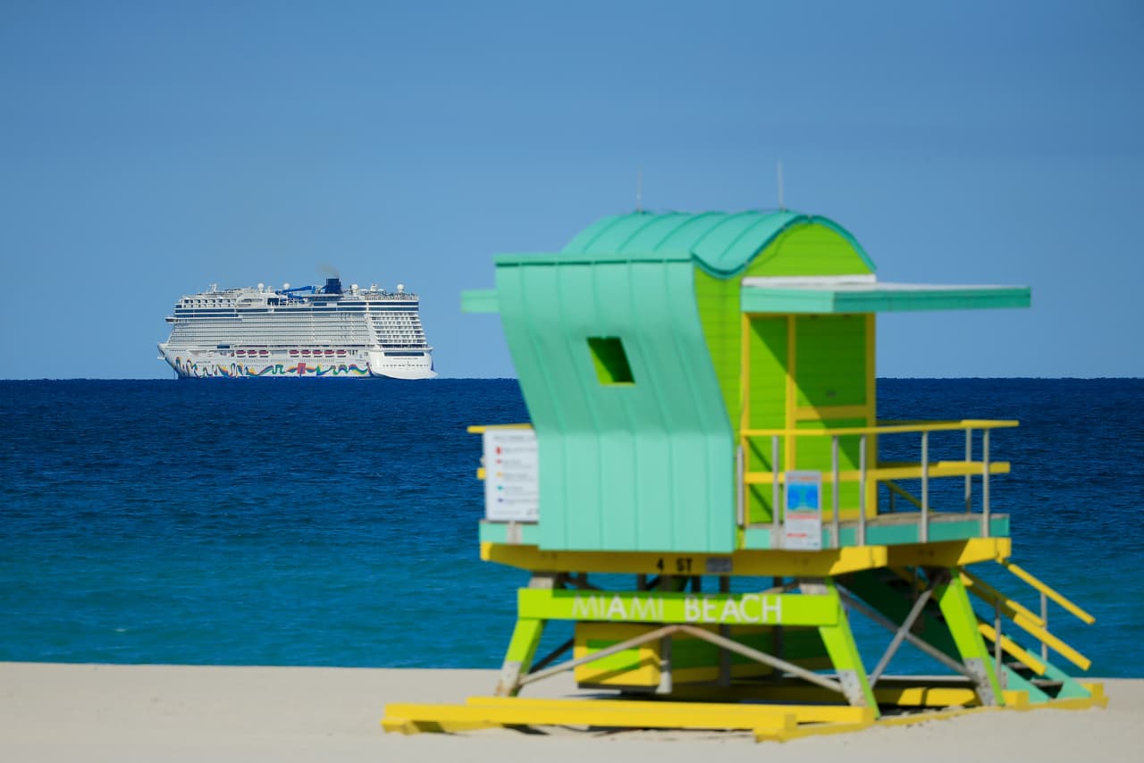 “Aunque hacer viajes en crucero siempre entrañará cierto riesgo de transmisión del covid-19, los viajeros efectuarán su propia valoración del riesgo cuando opten por viajar en un crucero, en forma similar a la que realizan en todos los otros entornos de viaje”, informa la agencia de noticias AP, que dijo Dave Daigle, portavoz de los CDC. 
<br>