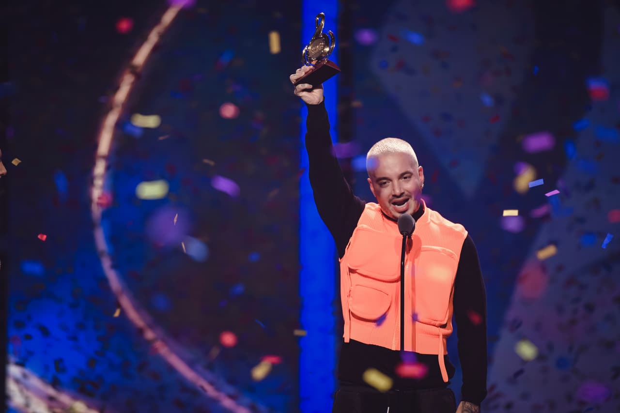 Es el tercer año consecutivo que brilla en la ceremonia de Premios Lo Nuestro, consiguiendo el máximo galardón, el de Artista del Año.
<br>