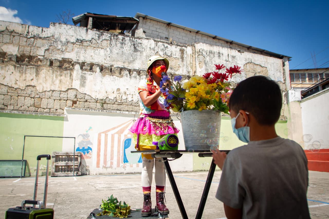 El colectivo teatral 'Me quito el sombrero' lleva desde 2021 un espectáculo a albergues ubicados en la Ciudad de Guatemala y Quetzaltenango.