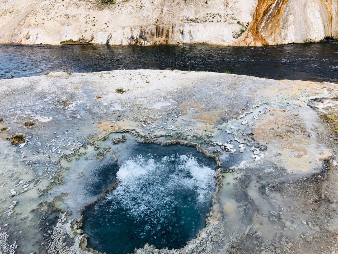 Una niña de 3 años sufre quemaduras de segundo grado tras caer en agua hirviendo en el parque Yellowstone 