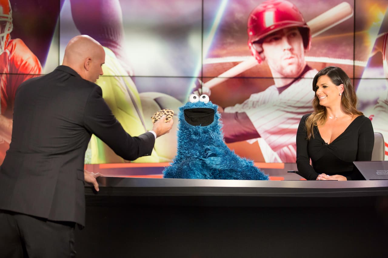 Cookie Monster le dió un pedacito de su galleta al presentador de Unvision Deportes Ivan Kasanzew, quien la aceptó rápidamente antes de que Cookie Monster cambiara de opinión.