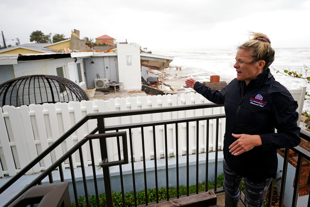 Las marejadas afectaron techos y paredes, pero también los cimientos de una docena de edificios residenciales altos y casas. Además, unos 310,000 clientes están sin electricidad en Florida, según 
<a href="https://poweroutage.us/area/state/florida" target="_blank">Poweroutage.us</a>.