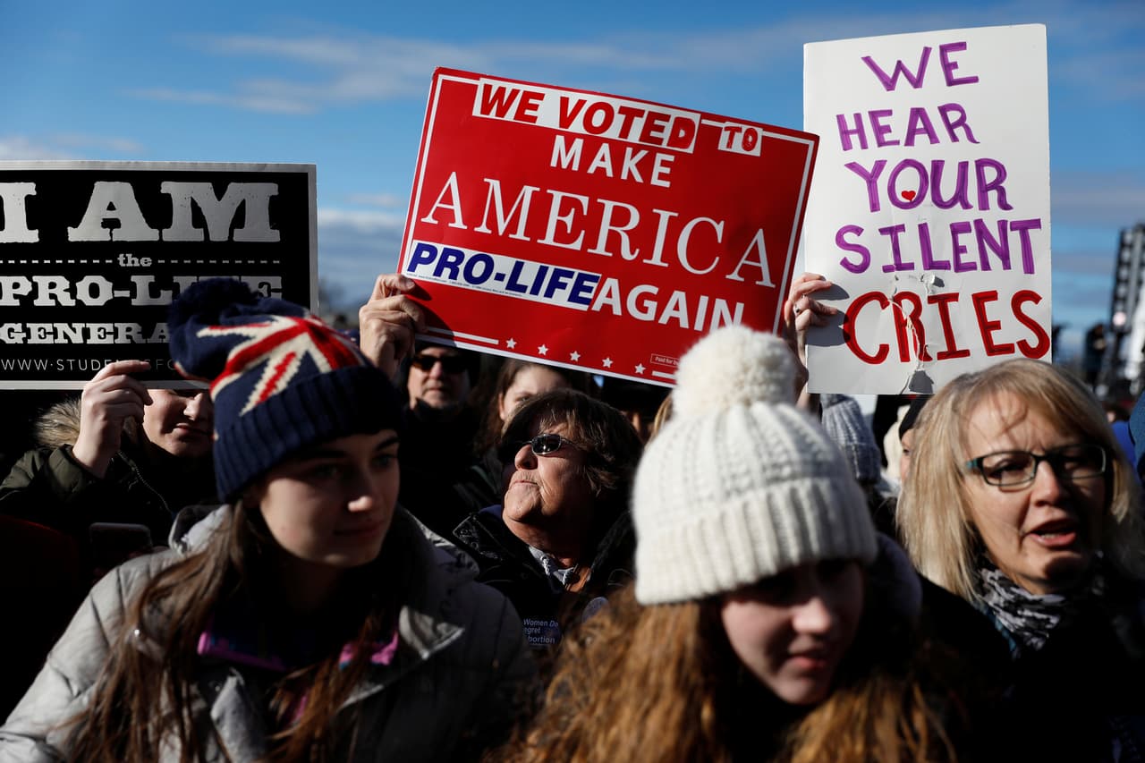 Imitando el mantra de Trump "hacer que EEUU sea grandioso nuevamente", una de las pancartas reza "votamos para hacer que EEUU sea pro vida nuevamente". (Foto/Reuters)