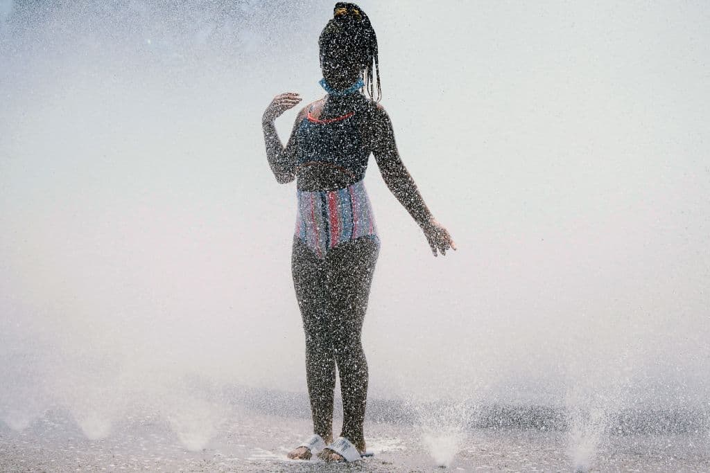 CAISO, el operador de la mayor parte de la red eléctrica de California, emitió una alerta para este viernes, pidiendo a los residentes que ahorren electricidad, ya que las olas de calor y los incendios también generan apagones. Las autoridades están pidiendo a los residentes que reduzcan su uso de energía entre las 4:00 y las 9:00 pm para aliviar la tensión en la red durante la noche, 
<a href="https://www.latimes.com/california/story/2021-07-08/la-me-flex-alert-issued-friday" target="_blank">informó L.A Times</a>.